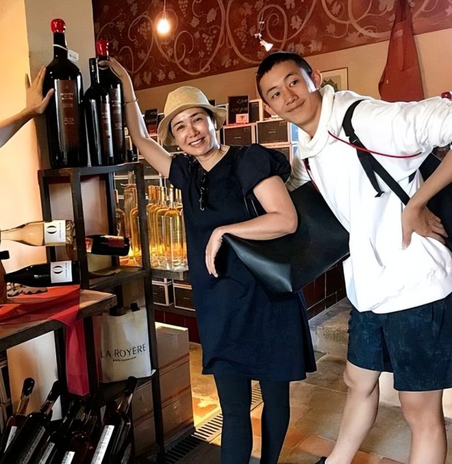 颜穿黑衣难掩贵妇美奈何儿子一张路人脸K8凯发登录入口蒋雯丽全家游法国她素