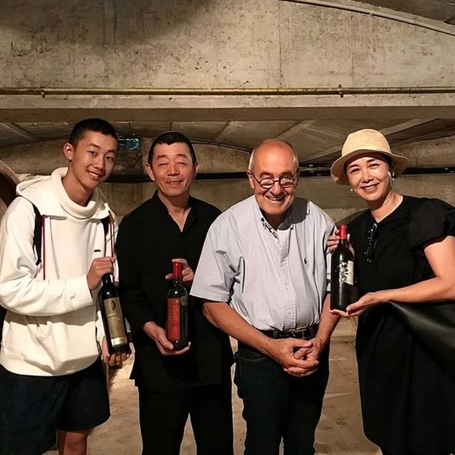 颜穿黑衣难掩贵妇美奈何儿子一张路人脸K8凯发登录入口蒋雯丽全家游法国她素(图2)