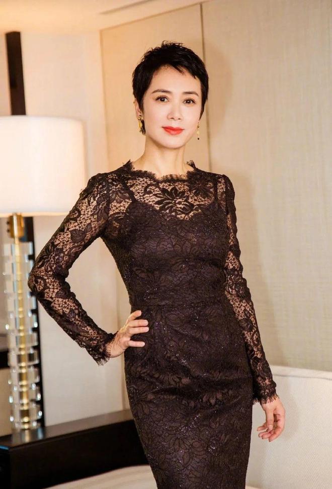 颜穿黑衣难掩贵妇美奈何儿子一张路人脸K8凯发登录入口蒋雯丽全家游法国她素(图4)