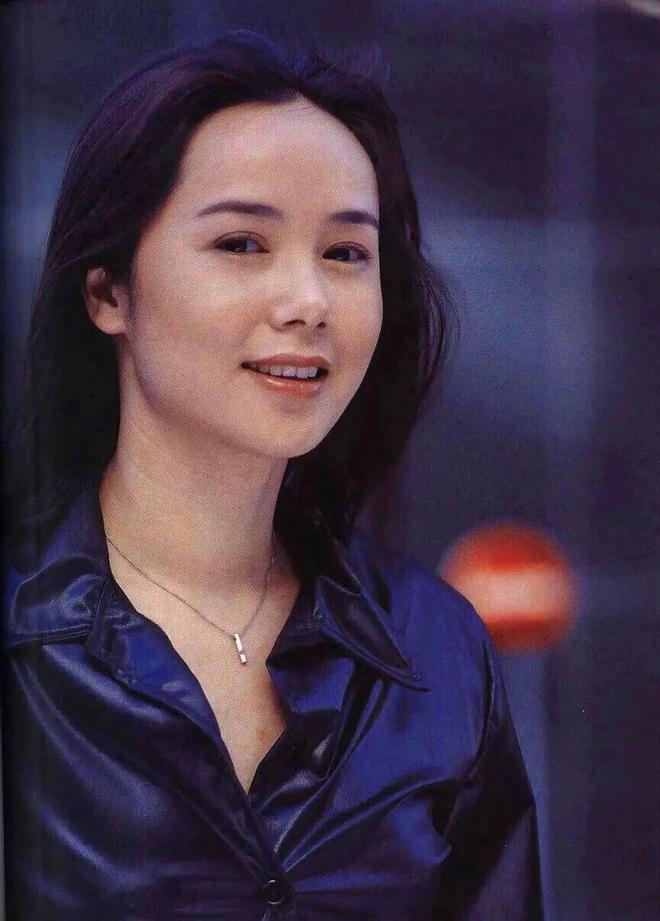 颜穿黑衣难掩贵妇美奈何儿子一张路人脸K8凯发登录入口蒋雯丽全家游法国她素(图5)