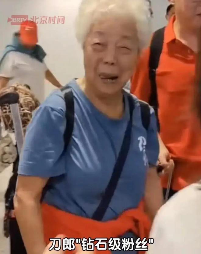 双向奔赴”的刀郎应验了惠英红的话！凯发K8这一次与87岁刀迷奶奶“(图12)