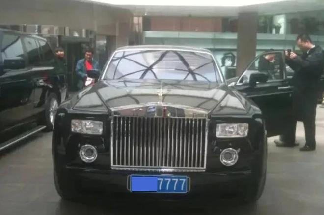 影蓝牌车风光背后竟藏着车主的辛酸史！凯发k8娱乐唯一独一无二的6米9幻(图2)