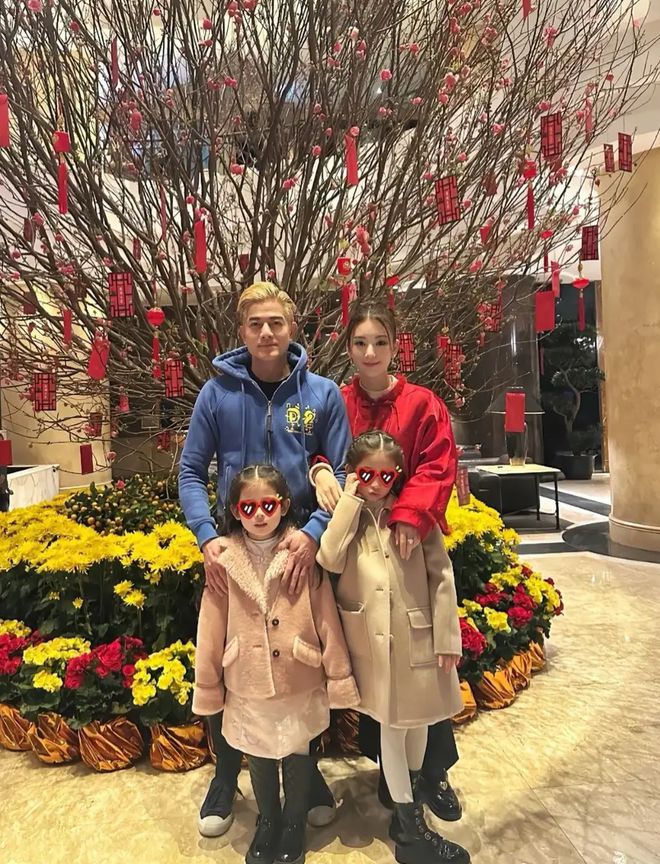 衣喜庆又美艳俩女儿一个比一个可爱！凯发入口郭富城晒全家福！方媛穿红(图1)