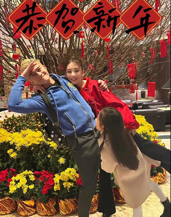 衣喜庆又美艳俩女儿一个比一个可爱！凯发入口郭富城晒全家福！方媛穿红(图4)